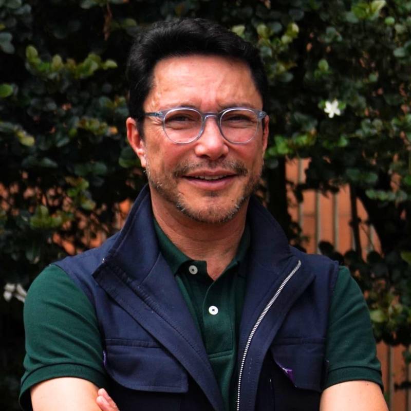 Carlos Caicedo tiene 59 años, nació en Aracataca, Magdalena. Fue cercano a Petro pero se distanció desde 2022, cuando sacó una lista al Congreso separada del Pacto Histórico. Foto: Jeann Rodríguez.