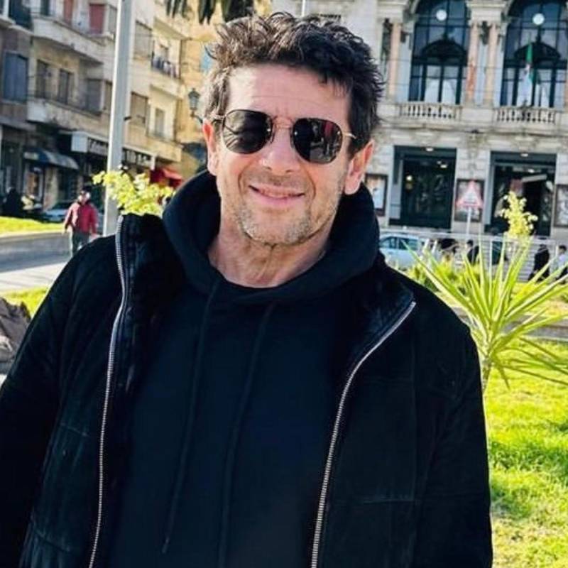 El cantante de 67 años, que niega rotundamente los cargos, enfrenta una avalancha de acusaciones de casi dos docenas de mujeres en un caso que revive con fuerza el movimiento #MeToo en el país galo. FOTO: Tomada de redes sociales @PatrickBruel