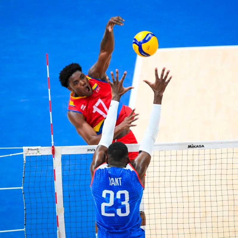 El antioqueño Miguel Ángel Martínez Palacios (#17 de uniforme rojo), cambiará de liga para la próxima temporada, ahora estará en Italia. FOTO CORTESÍA volleyballworld.com