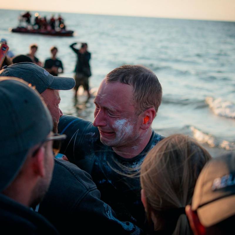 ¡Una verdadera máquina! Conozca al polaco que nadó 55 horas y cruzó el mar Báltico