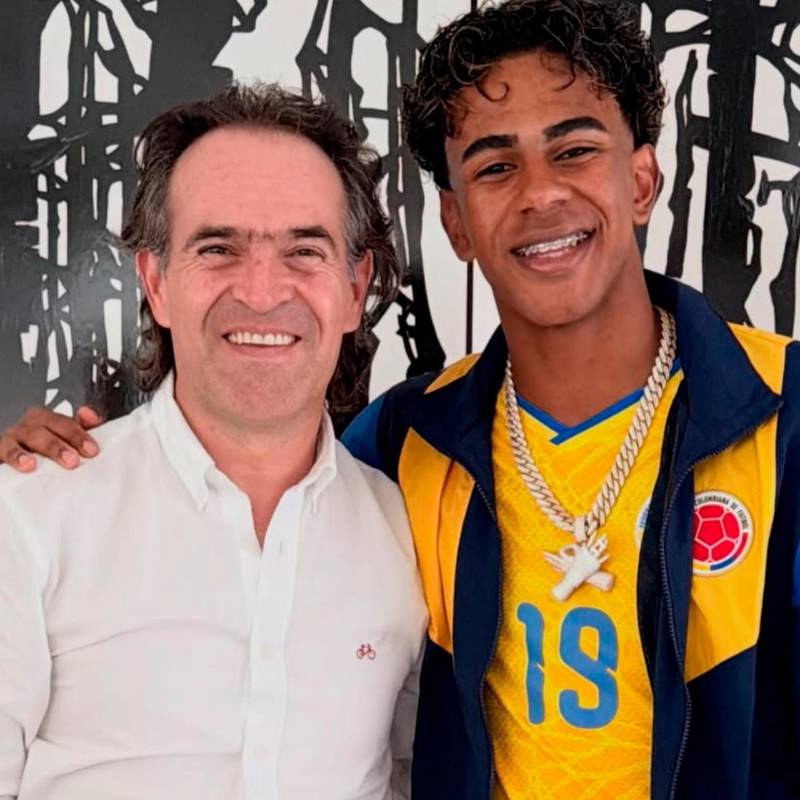 El alcalde de Medellín posa con el futbolista Lamine Yamal en la ciudad. Foto: tomada del Instagram de @ficogutierrez