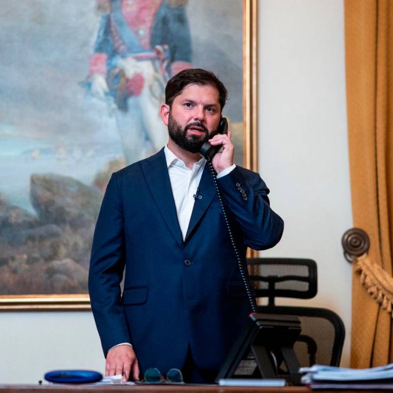 Gabriel Boric llamó a quien fuera su rival en las elecciones de 2021, José Antonio Kast. Ahora será su sucesor en el Gobierno chileno. FOTO: Tomada de X @GabrielBoric