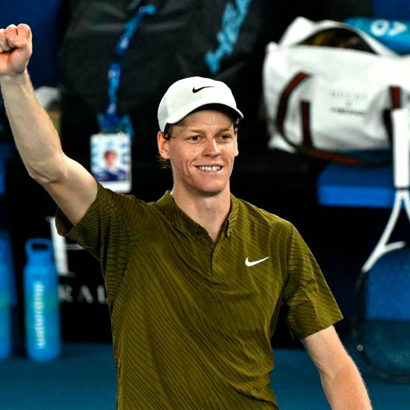 El italiano Jannik Sinner, número dos del mundo firme en busca de la final del Abierto de Australia. FOTO TOMADA X@janniksin