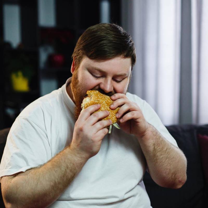 Una mala alimentación lleva al sobrepeso y a la obesidad y por consecuente a otras enfermedades como hipertensión, enfermedades cardiovasculares, diabetes tipo 2, entre otras. FOTO: Freepik