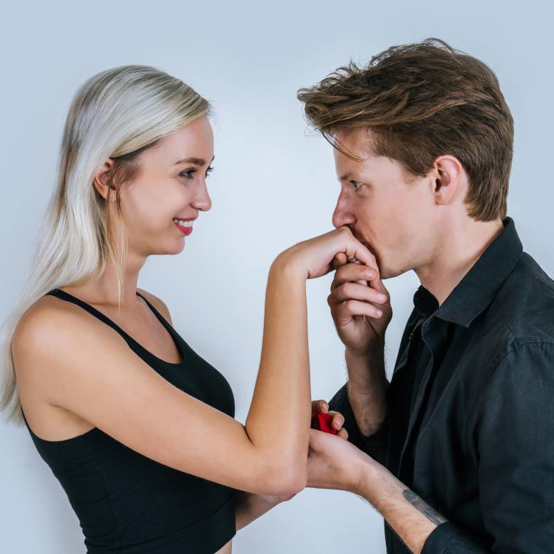 El Tribunal Supremo de España concluyó que un beso en la mano sin consentimiento puede constituir agresión sexual. FOTO: Freepik