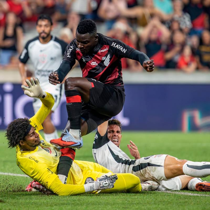 Kevin Viveros recibió ofertas del fútbol árabe y europeo en esta ventana de fichajes; sin embargo, el Athletico Paranaense pide una suma superior a 30 millones de euros por el oriundo de Buenaventura. FOTO: GETTY