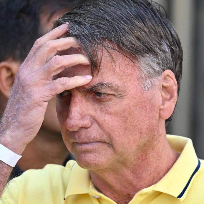 Entre la fiebre alta y una saturación de oxígeno en caída, Jair Bolsonaro lucha contra una bronconeumonía bilateral desde la unidad de terapia intensiva. FOTO: AFP
