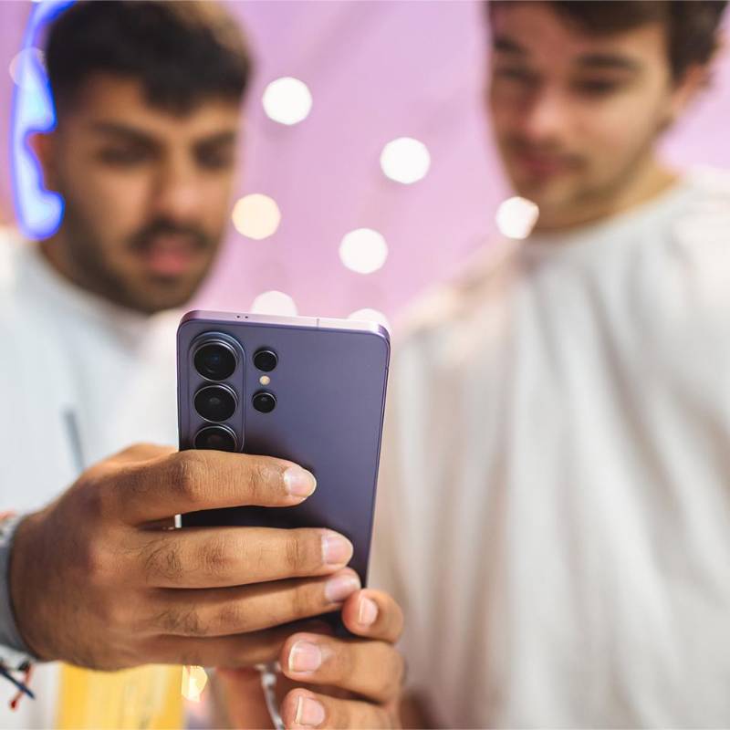 Esta semana se presentó en Colombia el Galaxy S26+, primer smartphone con tecnología de privacidad integrada en el panel. FOTO cortesía Samsung Colombia