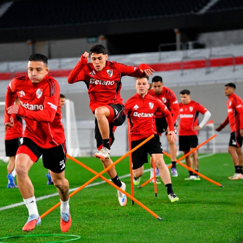 El colombiano Kevin Castaño (adelante), entre las actuales figuras de River Plate. Sus compatriotas Juan Fernando Quintero y Miguel Ángel Borja también hacen parte del plantel. FOTO X-RIVER