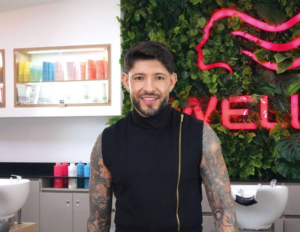 Álvaro Cadavid convirtió la peluquería en un proyecto de vida marcado por la técnica, la formación y el trato cercano con sus clientes. FOTO: Cortesía. 