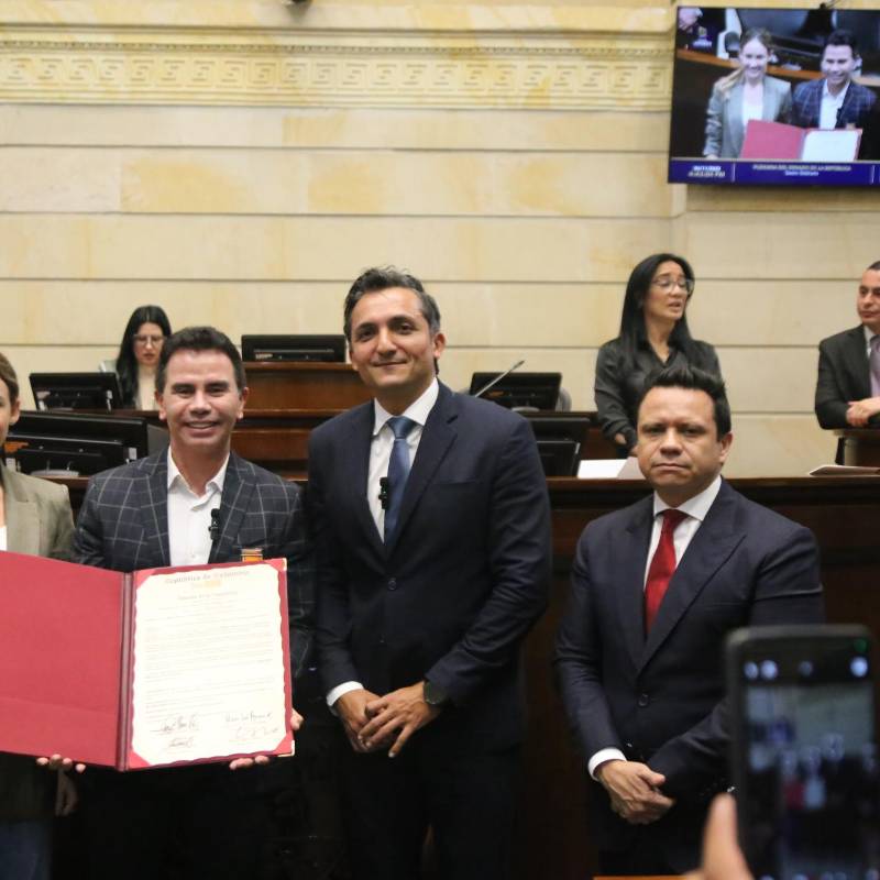 Johnny Rivera durante el acto de reconocimiento en el Senado de la República. FOTO Senado de la República