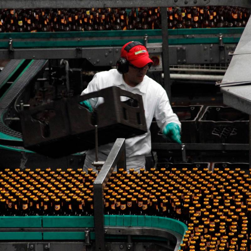 La investigación busca establecer si prácticas comerciales de Bavaria limitaron la presencia de marcas competidoras en establecimientos del país. FOTO COLPRENSA