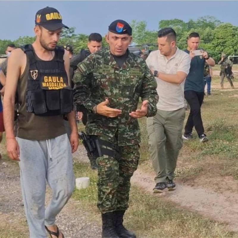 Una de las personas rescatadas conversa con uno de los militares que lo reciben tras la operación. Foto: Cortesía.