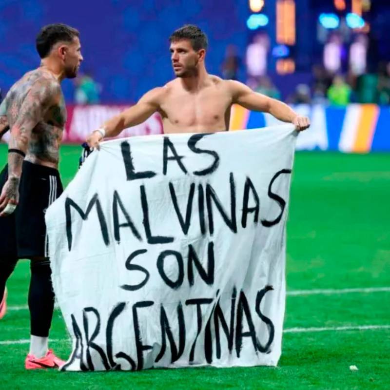 Los futbolistas argentinos mostraron una bandera con contenido político después de la semifinal del Mundial de Norteamérica. Foto: tomada de X 