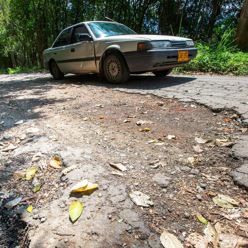 La última vez que le pusieron mano a la vía, según el alcalde, fue en 1998. Desde hace varios años este carreteable sufre un fuerte deterioro y se ha convertido en una trampa peligosa. FOTO JUAN ANTONIO SÁNCHEZ