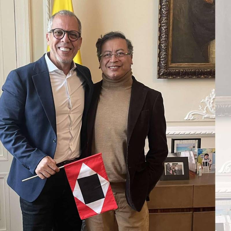 Saade divulgó un mensaje llamando a la Constituyente con una fotografía en la que aparece junto al presidente Gustavo Petro portando la bandera de la ‘Guerra a Muerte’ de Simón Bolívar. FOTO: X @alfredosaadev