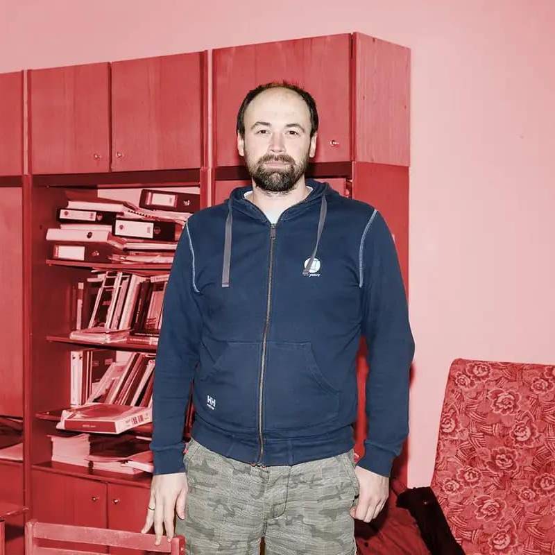 Anatolii Doroshenko trabaja en los laberintos subterráneos del reactor 4 de Chernóbil, donde monitorea combustible nuclear y zonas altamente contaminadas casi 40 años después del desastre. FOTO: Mykhaylo Palinchak.