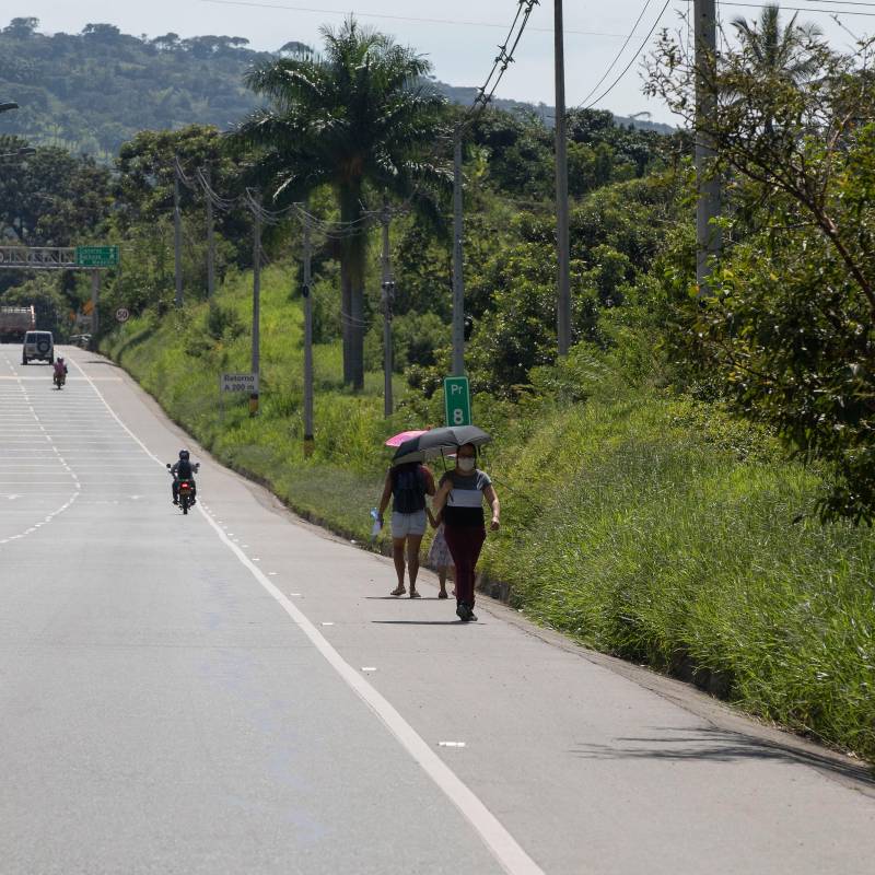 La vía tiene tramos que, dependiendo de la hora, son solitarios y oscuros, lo que han aprovechado los delincuentes. FOTO: EL COLOMBIANO