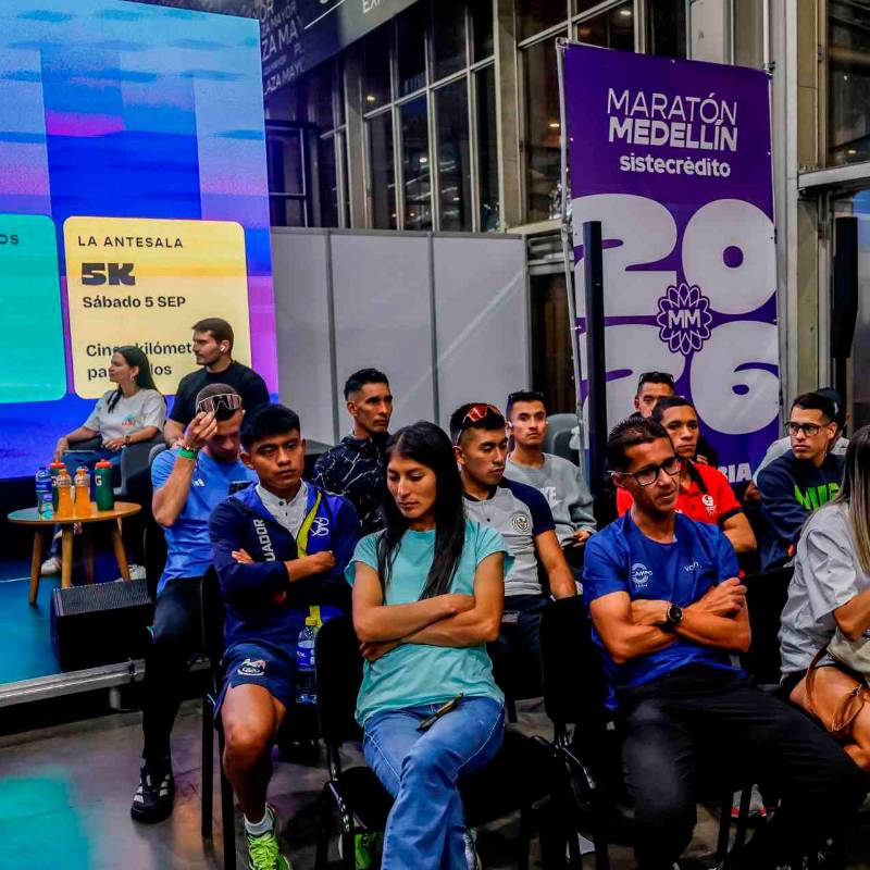 Los atletas élite que estarán en la Maratón Medellín recibieron sus kits para la competencia de este domingo. FOTO CAMILO SUÁREZ 