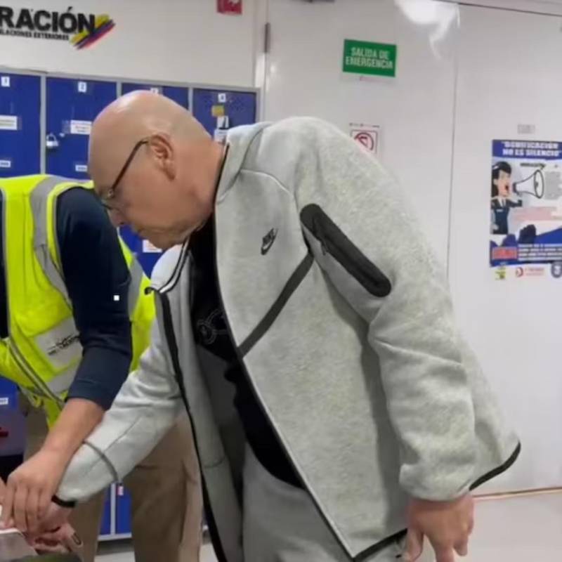 Tras cumplir 19 años de condena en Norteamérica por conspiración e interferencia a la justicia, Eugenio Montoya, el otrora encargado de administrar los millones del cartel del Norte del Valle quedó a disposición de la Dijín para encarar sus procesos pendientes en Colombia. FOTO: Migración Colombia