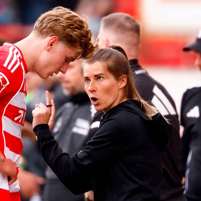 Marie-Louise Eta, quien nació en 1991 en Alemania, es una mujer del fútbol. Jugaba como centrocampista, pasó por clubes como el SV Werder Bremen y otros equipos del fútbol femenino de su país, donde ahora dirige al Union Berlín. FOTO Getty