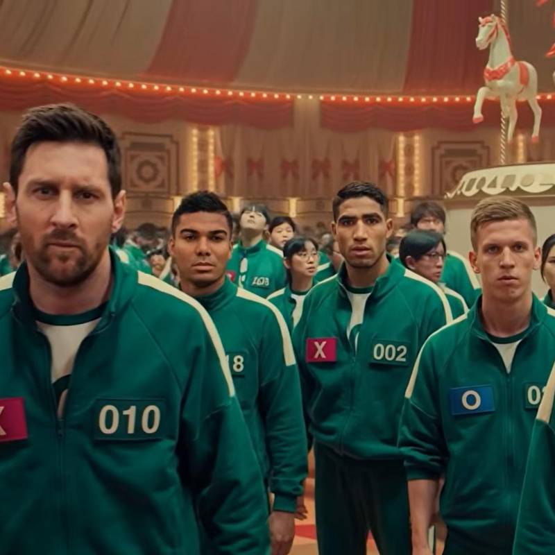 No es la previa de una final del mundo, sino la secuencia inicial de una pieza audiovisual generada íntegramente por IA que está redefiniendo el humor deportivo. FOTO: Captura video de Zhasball