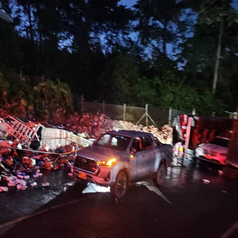 Los bomberos y el Tránsito debieron cerrar la vía mientras se atiende la emergencia.Foto: Cortesía