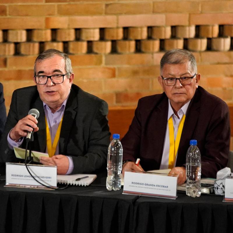 De izquierda a derecha: Pastor Alape, Rodrigo Londoño y Rodrigo Granda, excomandantes de las Farc y coautores de la tutela en cuestión. FOTO: COLPRENSA.