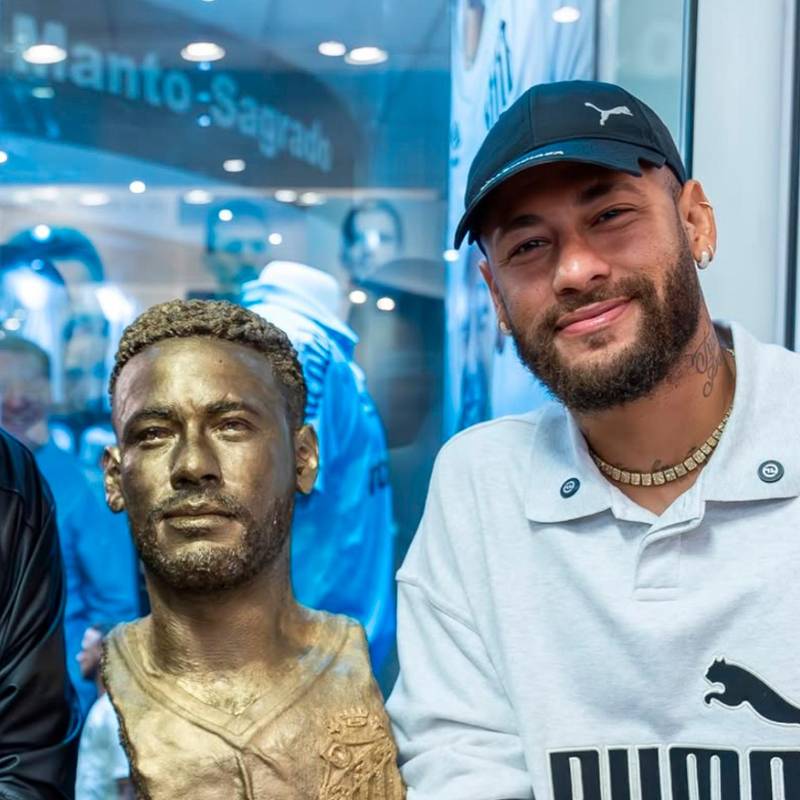 El futbolista brasileño Neymar posó con su padre junto al busto que le hicieron en el museo del Santos de Brasil. Foto: tomada del Instagram de @neymarjr