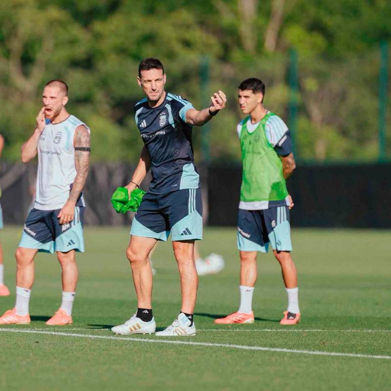 El técnico Lionel Scaloni está tranquilo y dijo en rueda de prensa que todos los jugadores están a disposición para actuar en el Mundial de Norteamérica. FOTO TOMADA X@Argentina