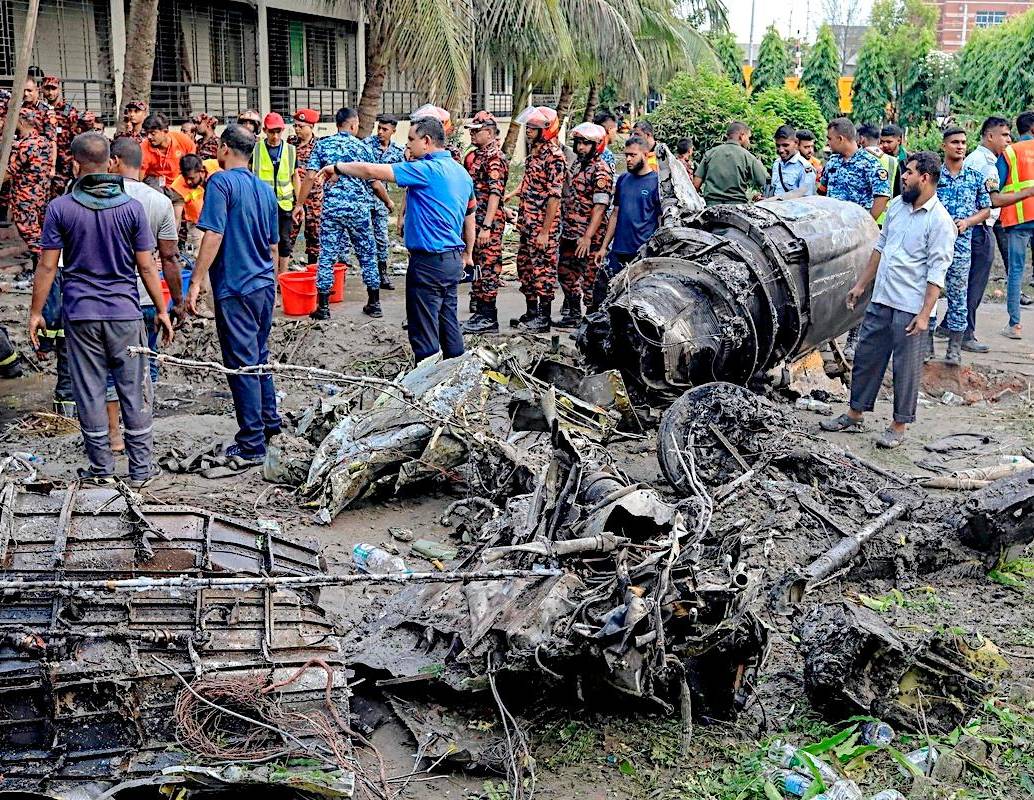 El avión militar cayó en horas de la mañana sobre un edificio de dos plantas una institución educativa, que para el momento del impacto estaba lleno de niños. FOTO: AFP