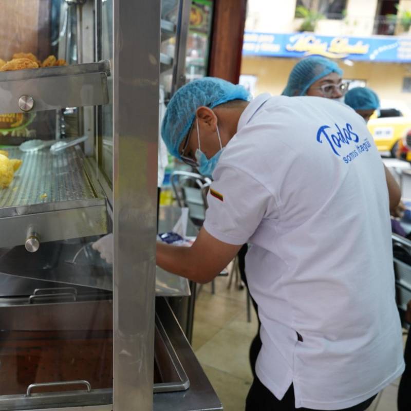 Inspectores de Sanidad de Itagüí realizando labores de inspección en establecimientos del municipio. FOTO: Cortesía