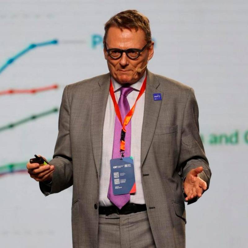 James A. Robinson durante el Foro Económico Internacional de América Latina y el Caribe del CAF en Ciudad de Panamá. FOTO: Tomada de X @AgendaCAF