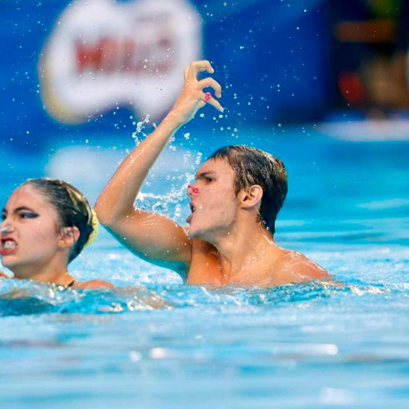 Los colombianos Natalia Jurado y Nicolás Tascón en acción en la prueba del dúo libre mixto en el Panamericano de Natación Artística que se disputa en Chile. FOTO: Tomada de X @PanamSports