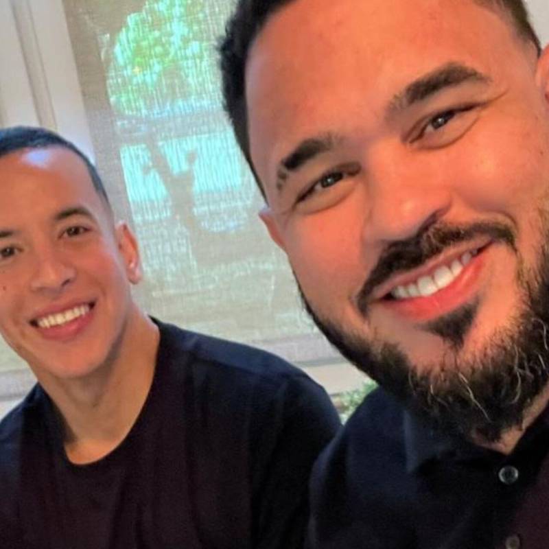 Mireddys González y Daddy Yankee cuando eran pareja reunidos con el empresario y productor Raphy Pina, quien sería el presunto arquitecto de la red ilícita para apropiarse de los derechos de autor de varias canciones del reguetonero. FOTO: Tomada de redes @raphypina