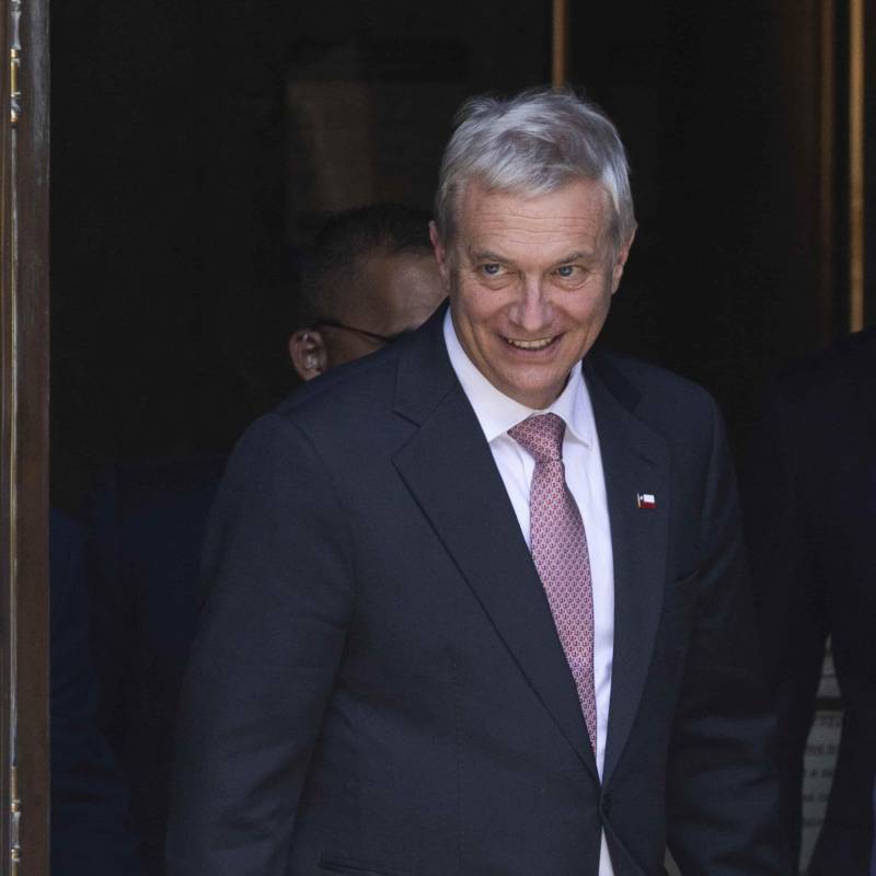 José Antonio Kast presentó en Buenos Aires su propuesta de crear un corredor humanitario para la devolución de migrantes, tras reunirse con el presidente argentino Javier Milei. FOTO: AFP. 