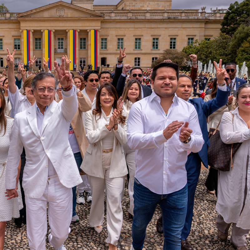 Gustavo Petro salió de la Casa de Nariño acompañado por su hija Antonella y miembros de su equipo. FOTO: Presidencia