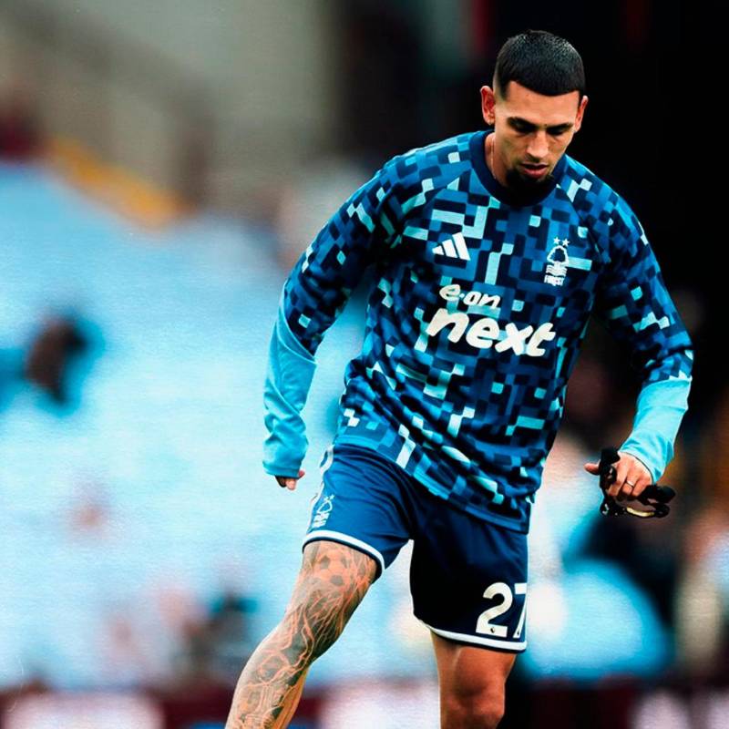 Daniel Muñoz calentando en Villa Park. FOTO: X NFFC