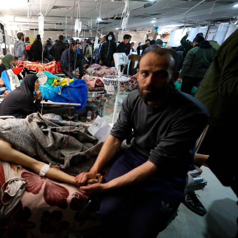 Palestinos heridos reciben tratamiento médico en el Hospital Al-Shifa después de que las fuerzas israelíes abrieran fuego contra palestinos que esperaban camiones de ayuda humanitaria en la calle Al-Rashid. Fotos Getty