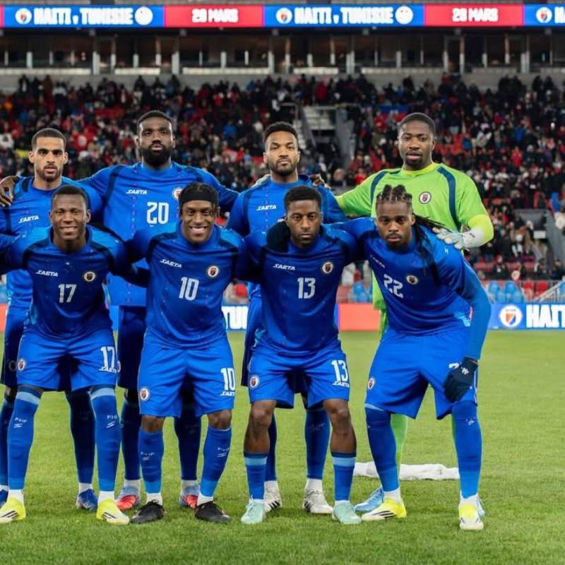 Haití, quien regresa a un Mundial tras 52 años, es vestido por la marca colombiana Saeta. FOTO: Tomada de redes sociales @fhfhaiti