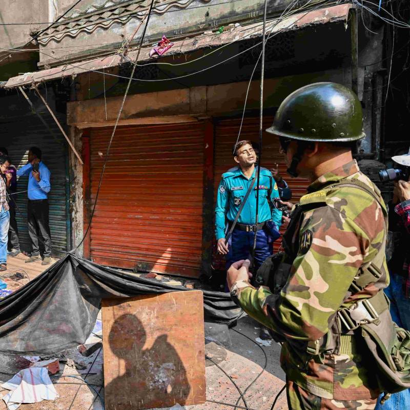 Un miembro del ejército resguarda la zona tras el colapso parcial de un edificio en Old Dhaka, luego del fuerte sismo que dejó al menos tres muertos y varios heridos. FOTO: AFP.