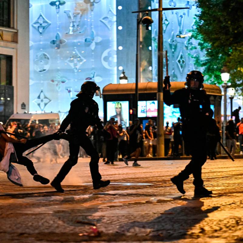 La madrugada en París fue caótica por cuenta de los desmanes. FOTO: AFP