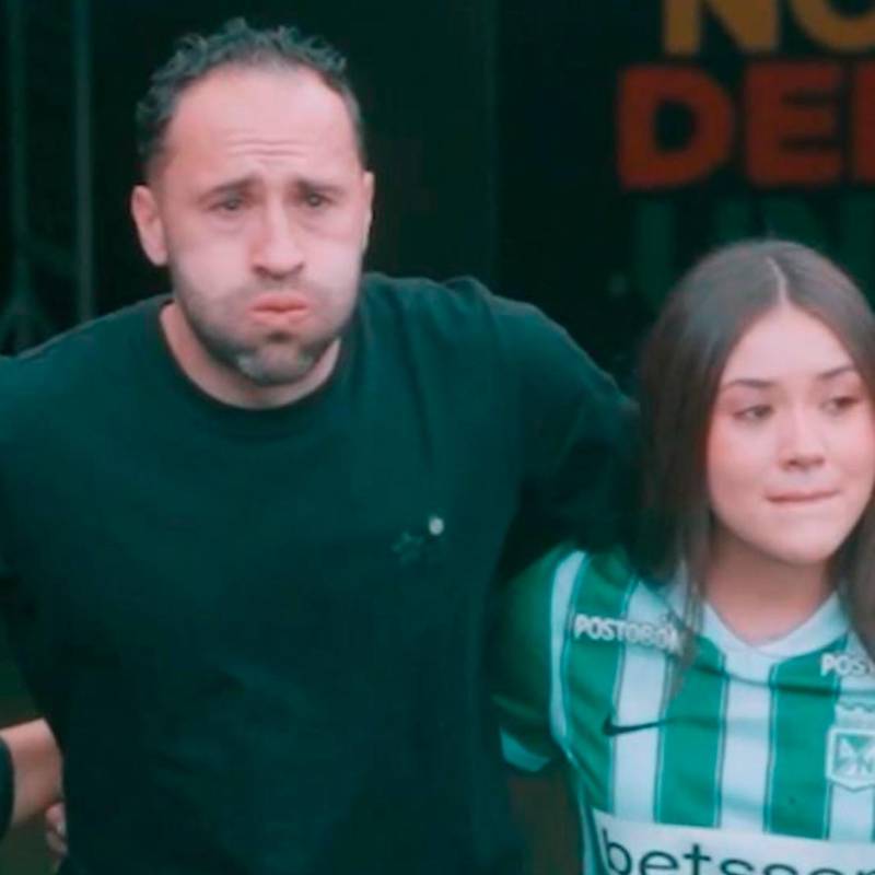 David Ospina emocionado saliendo a su despedida acompañado de su hija y familia. FOTO: Captura de vídeo