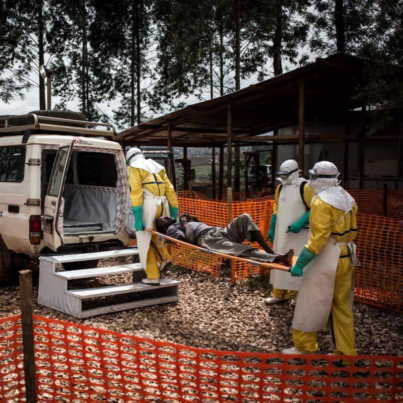 Trabajadores de salud atienden a un paciente en un centro médico en República Democrática del Congo, en medio del nuevo brote de ébola. FOTO: AFP.
