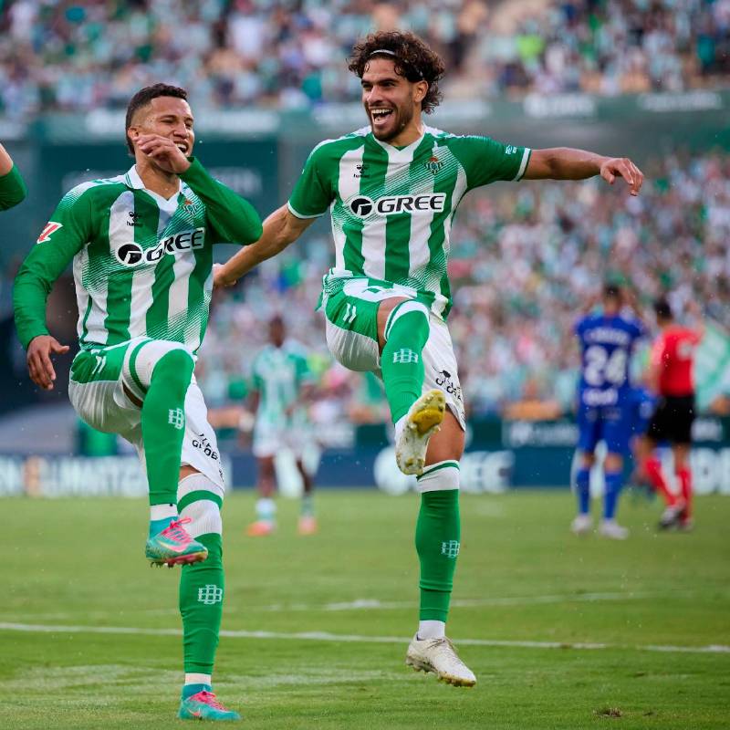 Nelson Deossa (centro) ha ganado protagonismo en el Real Betis durante el inicio de la temporada. FOTO: X: REAL BETIS