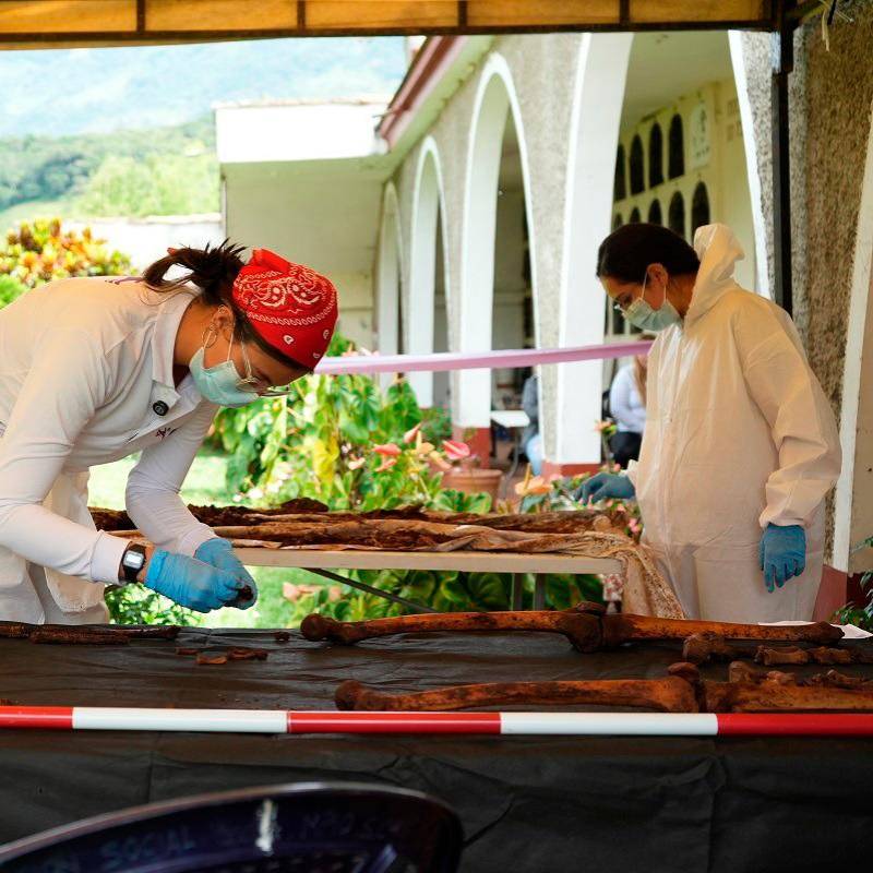 Luego de la exhumación de los cuerpos viene un intenso trabajo para lograr su identificación. FOTO: Cortesía UBPD