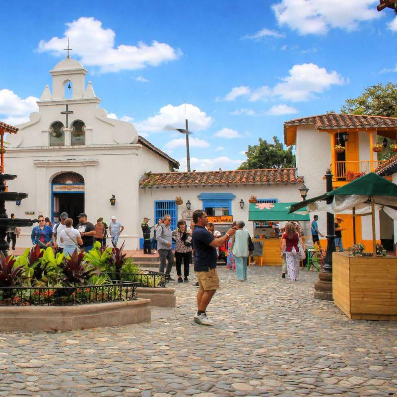 La Alcaldía de Medellín busca, a partir de estrategias y acciones, que habitantes y turistas retornen al Pueblito Paisa para apreciar su conservación y compartir momentos de esparcimiento.