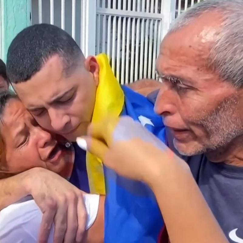 Después de muchos meses y ser acusado sin pruebas, este venezolano luchó, junto a muchos otros, ante las adversidades para sobrevivir en la megacárcel para criminales de El Salvador. FOTO: AFP