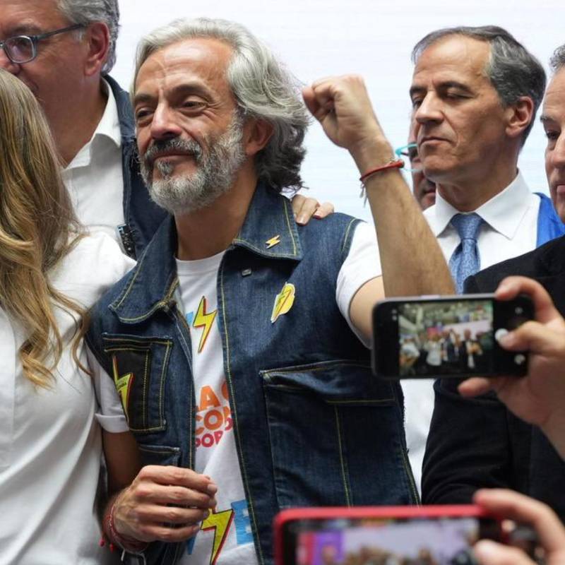 En el corazón de Bogotá y rodeado de la plana mayor de la “Gran Consulta por Colombia”, el candidato vicepresidencial explicó por qué decidió pactar con una de las figuras más fuertes de la derecha. FOTO: Tomada de redes sociales de @PalomaValenciaL