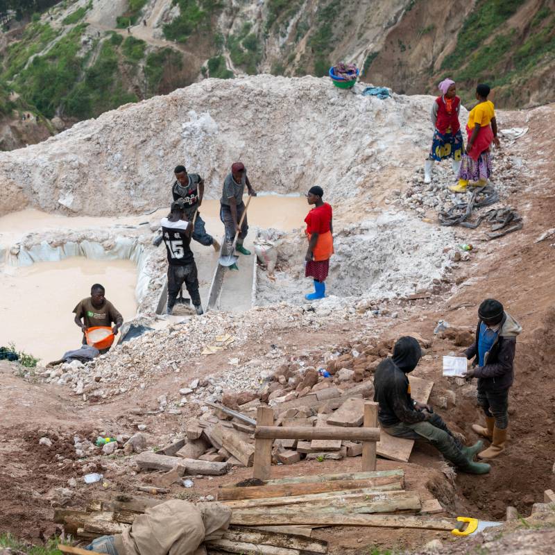 Mineros trabajando en una mina de coltán, en el poblado de Rubaya, en la República Democrática del Congo. En las tierras altas envueltas en niebla del territorio de Masisi, se desata una guerra silenciosa por el control de uno de los minerales más estratégicos del mundo. FOTO: Xinhua